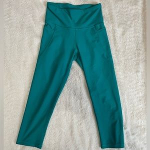 Old Navy Elevate Capri/Crop. EUC. Medium